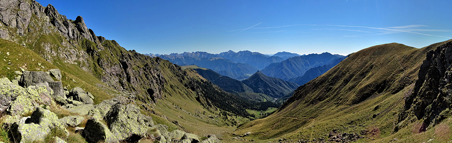 Dalla Baita Predoni (1800 m) vista sulla Val d'Inferno ed oltre